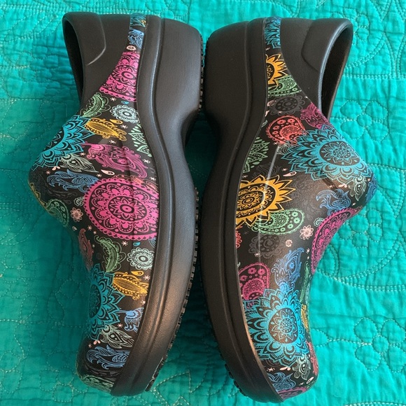 Crocs Clogs - Picture 3 of 8